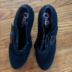 Beautiful Butter Suede heels in Size 6M